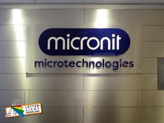 Logo in luxe uitvoering op RVS-look 